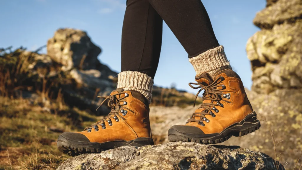 Detalj planinarskih čizama na mahovinom prekrivenoj stazi u šumi