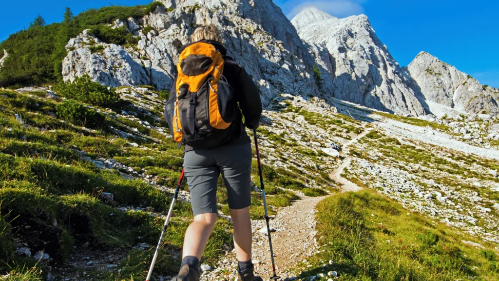 Planinarske čizme na kamenitom terenu s pozadinom stijena i plavog neba