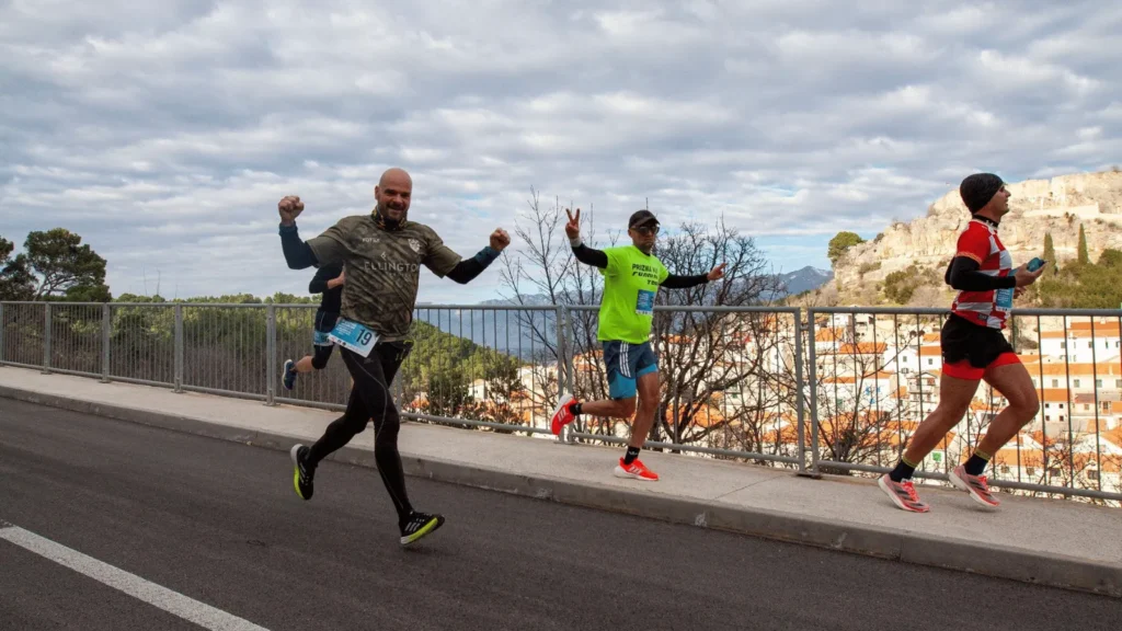 Trkači na startu polumaratona Maslenica 2026 na Masleničkom mostu