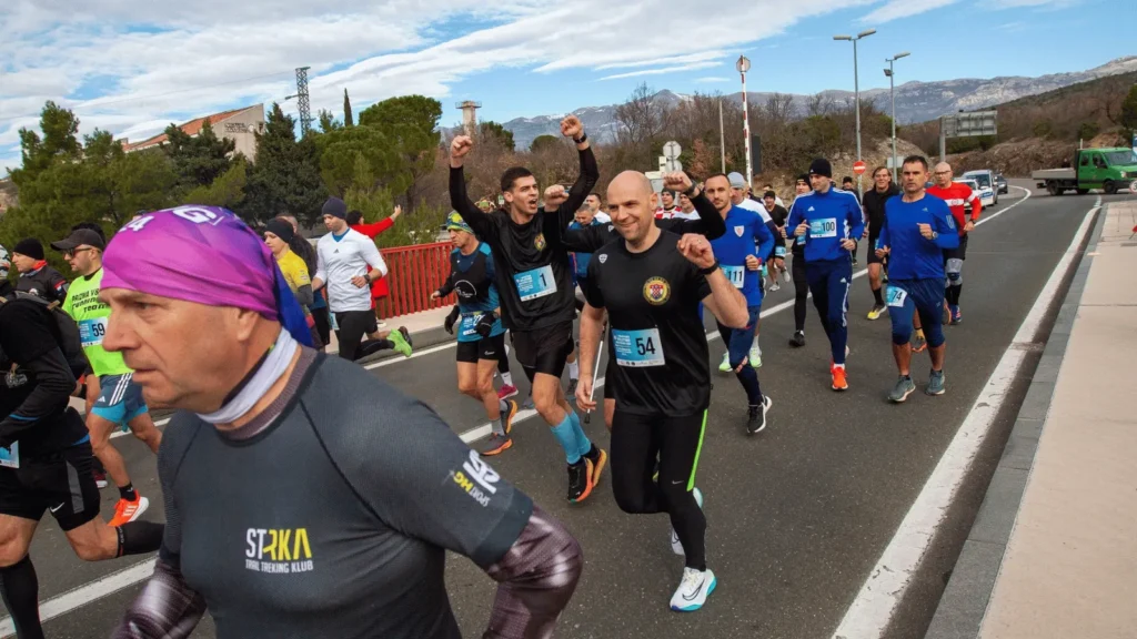 Trkači na startu polumaratona Maslenica 2026 na Masleničkom mostu