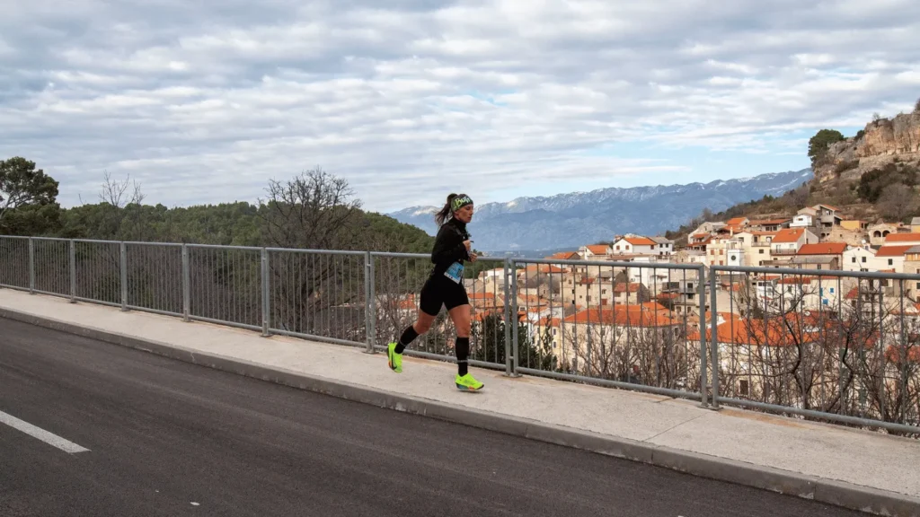 Trkači na startu polumaratona Maslenica 2026 na Masleničkom mostu