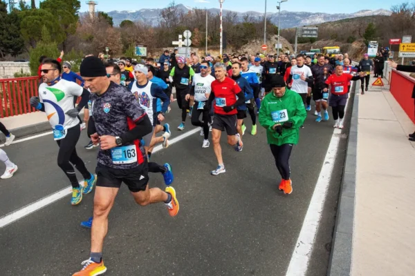 Trkači na startu polumaratona Maslenica 2026 na Masleničkom mostu