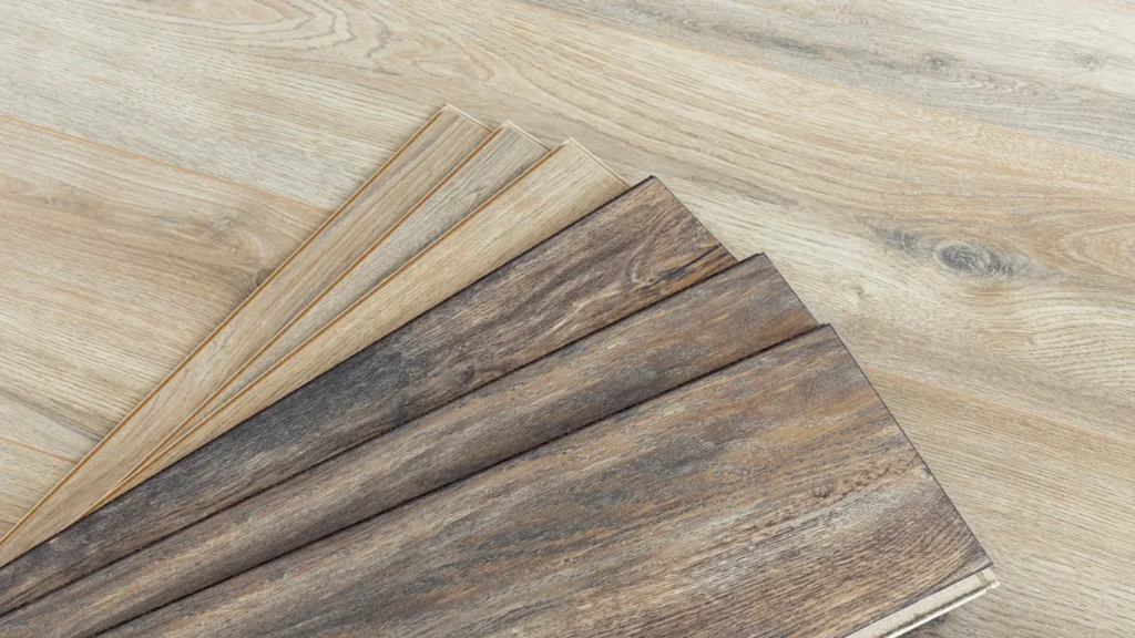 Krupan plan laminatnog poda s razdvojenim spojevima i vidljivim razmacima između ploča.