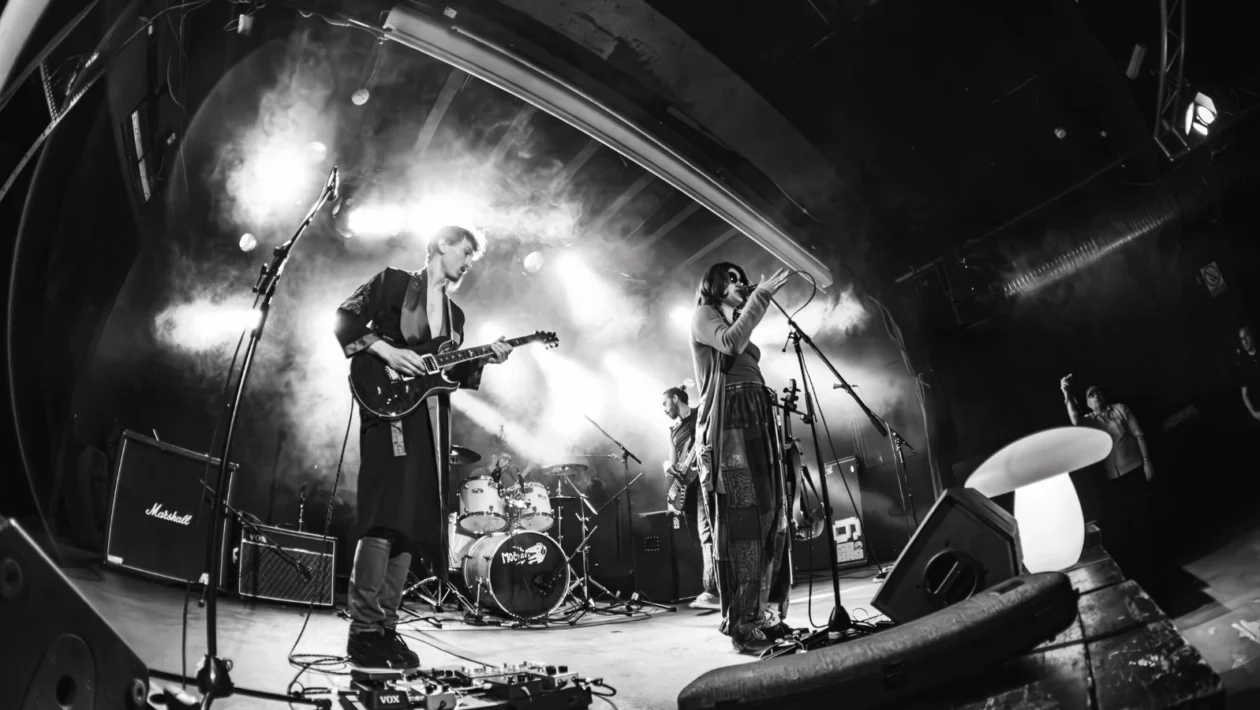 Naslovnica EP-a Struktura benda Soba 9