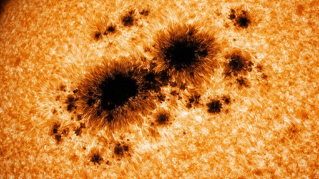 Sunčeve pjege kao aktivna područja povezana sa solarnim bakljama