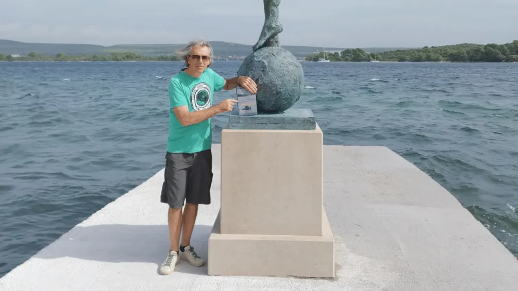 Autor Andrej Šimunić drži englesko izdanje romana Brainbox na otoku Pašmanu.