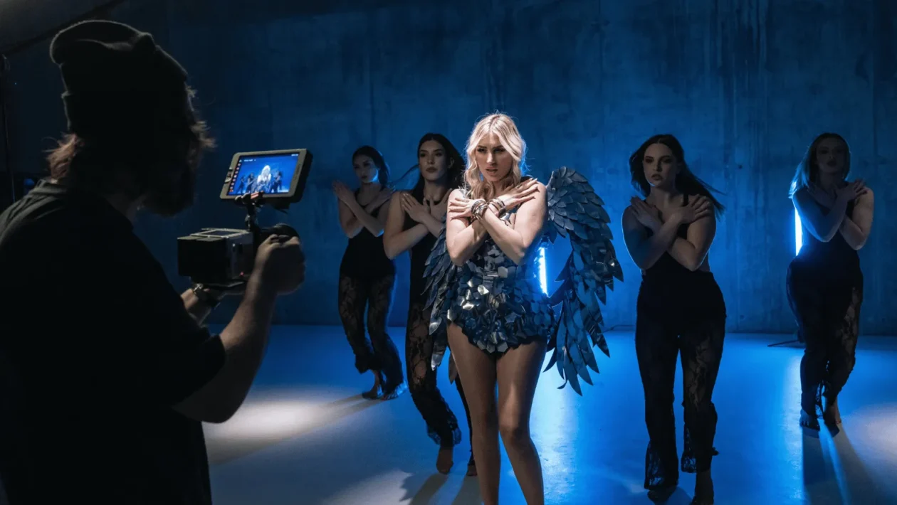 Nika Komadina u vizualu za singl “Bolje bolje”