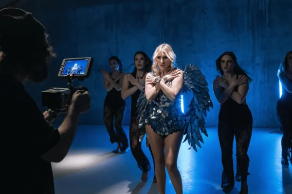 Nika Komadina u vizualu za singl “Bolje bolje”