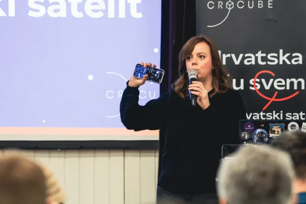 Daniela Jović govori o misiji CroCube i edukativnom značaju projekta, naglašavajući razvoj STEM zajednice u Hrvatskoj.