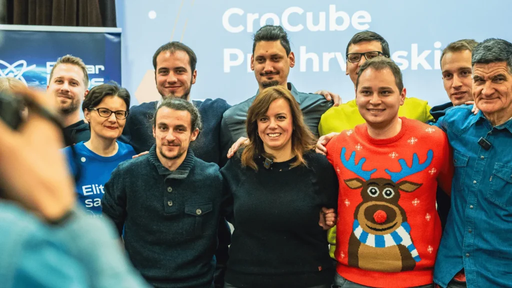 Tim CroCube projekta s Danielom Jović u središtu fotografije, prikazujući zajednički rad na prvom hrvatskom satelitu.