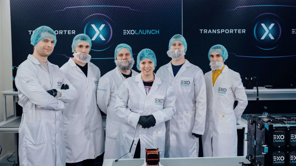 Članovi tima izrađuju satelit CroCube tijekom tehničke pripreme misije, naglašavajući razvoj hrvatske svemirske tehnologije.