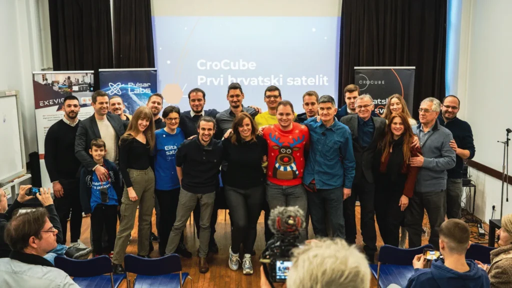 Tim uključen u lansiranje satelita CroCube tijekom priprema misije, prikazujući suradnju stručnjaka i volontera.