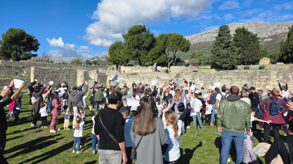 Djeca sudjeluju u utrci Trčim i čuvam Salonu na arheološkom lokalitetu Salona