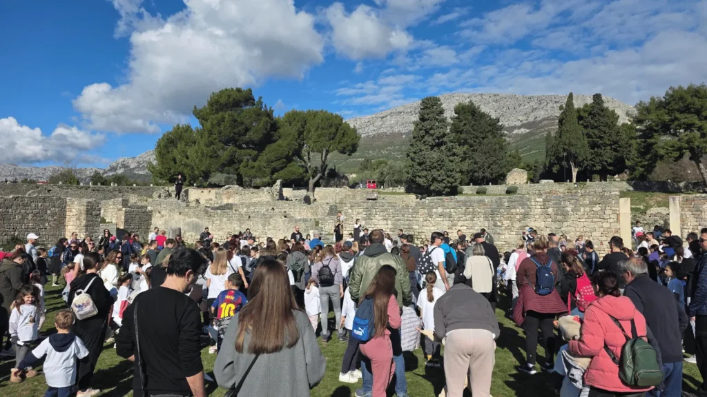 Djeca sudjeluju u utrci Trčim i čuvam Salonu na arheološkom lokalitetu Salona