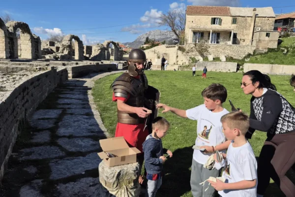 Djeca sudjeluju u utrci Trčim i čuvam Salonu na arheološkom lokalitetu Salona