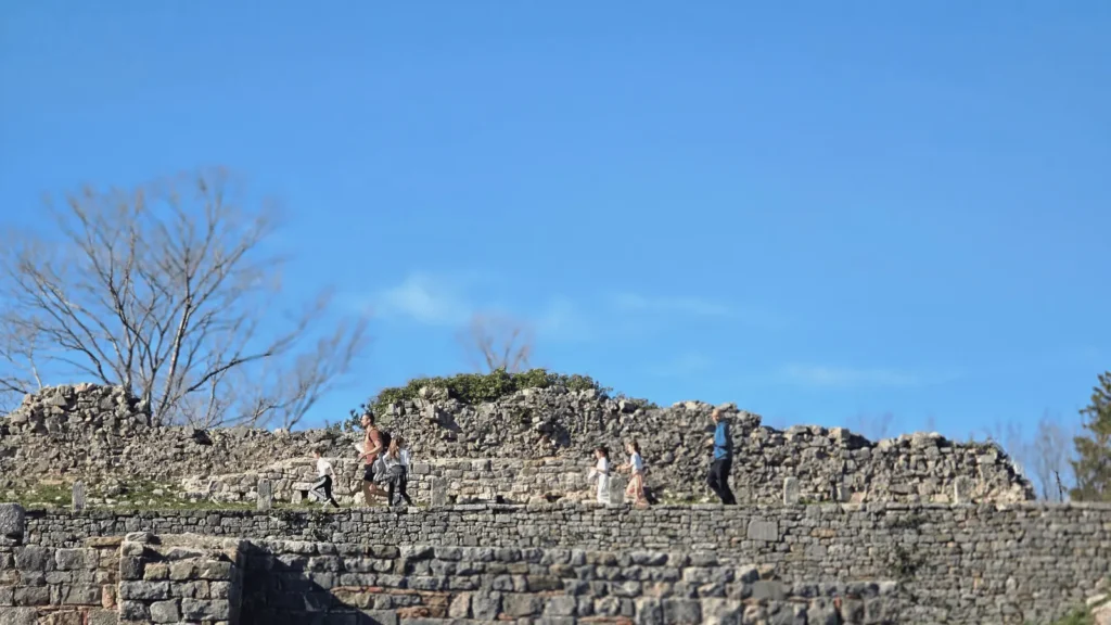 Djeca sudjeluju u utrci Trčim i čuvam Salonu na arheološkom lokalitetu Salona