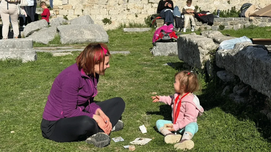 Djeca sudjeluju u utrci Trčim i čuvam Salonu na arheološkom lokalitetu Salona