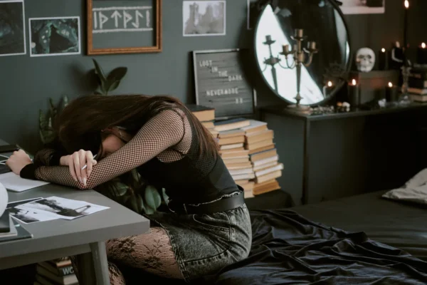 Goth subkultura kroz tamnu estetiku i snažan identitet u urbanom okruženju