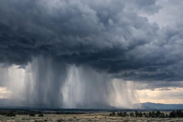 Kišni oblaci iz kojih pada kiša, prikaz putovanja kiše kroz oblake