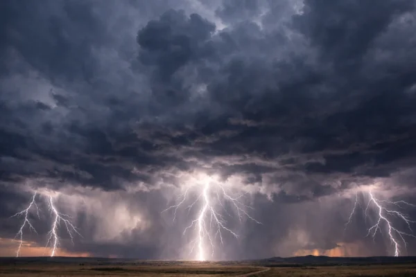 Snažna grmljavinska oluja s munjama na tamnom nebu, simbol snage prirode