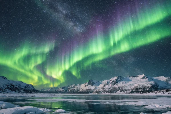Sjeverni veo iznad snježnog krajolika na Arktiku, široki prizor noćnog neba