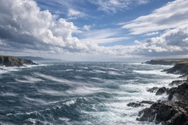 Snažan vjetar nad obalom i morem koji prikazuje snagu prirode