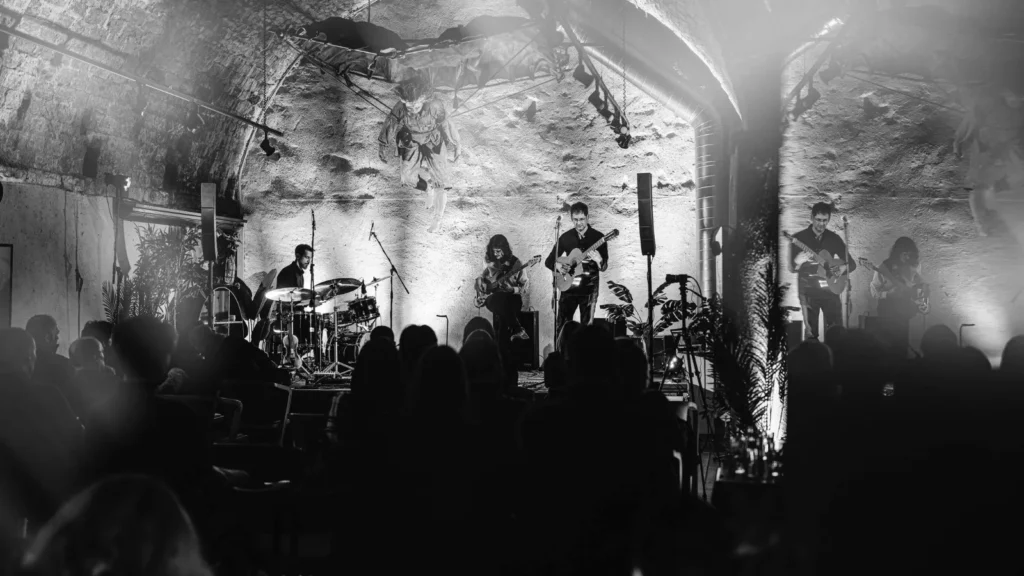 Trio Mantes izvodi skladbe s albuma „Šapat” uživo u klubu Azimut.