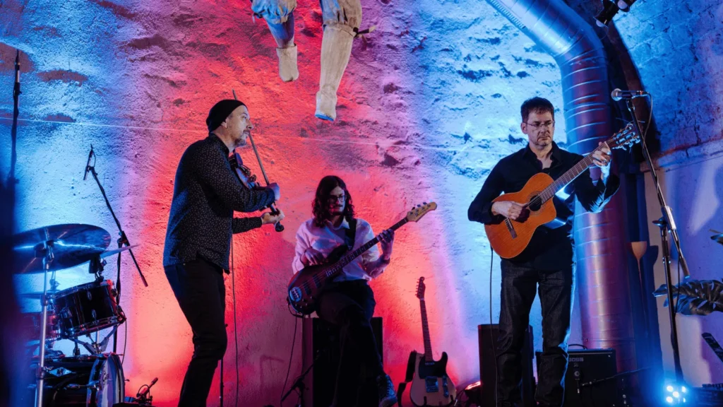 Trio Mantes izvodi skladbe s albuma „Šapat” uživo u klubu Azimut.