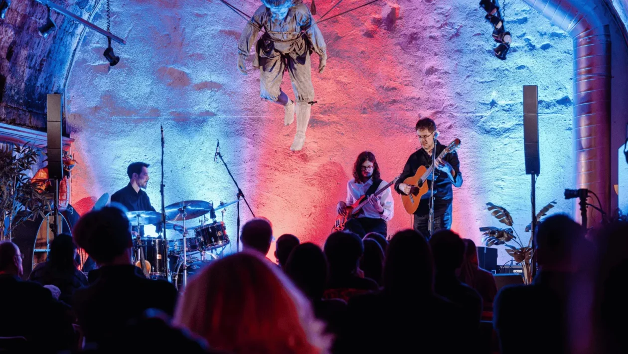 Trio Mantes izvodi skladbe s albuma „Šapat” uživo u klubu Azimut.