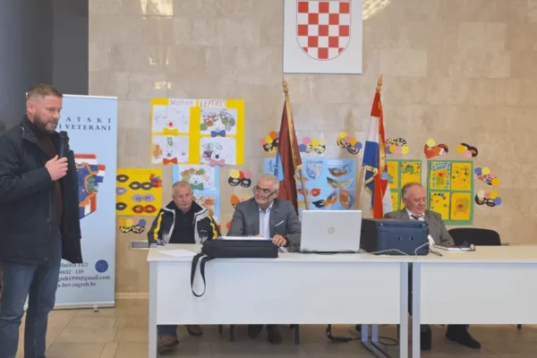 Osnivačka skupština Udruge hrvatskih ratnih veterana Paški most ’91 u Kneževu dvoru u Pagu. Gradonačelnik Stipe Žunić