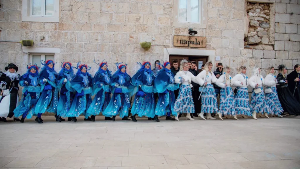 Završni dani Paškog zimskog karnevala 2026 s maškarama, povorkom i tradicionalnim običajima.