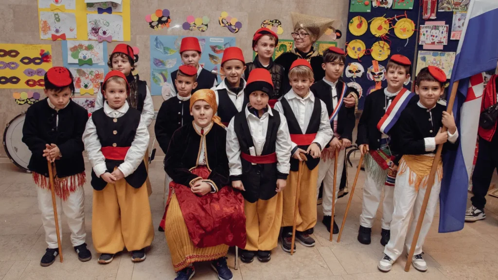 Završni dani Paškog zimskog karnevala 2026 s maškarama, povorkom i tradicionalnim običajima.