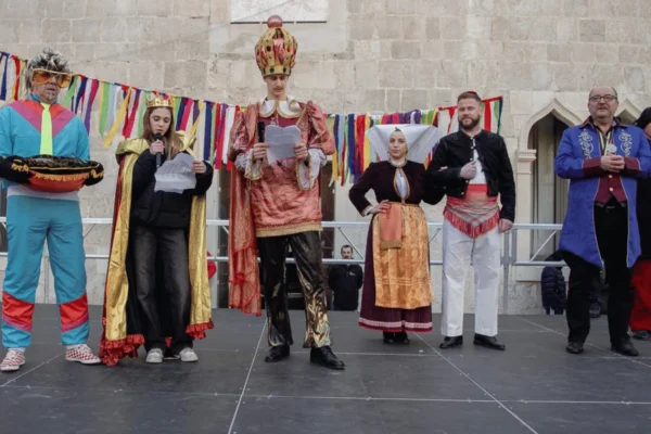 Završni dani Paškog zimskog karnevala 2026 s maškarama, povorkom i tradicionalnim običajima.