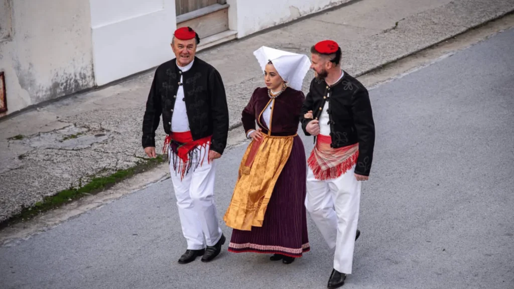 Završni dani Paškog zimskog karnevala 2026 s maškarama, povorkom i tradicionalnim običajima.