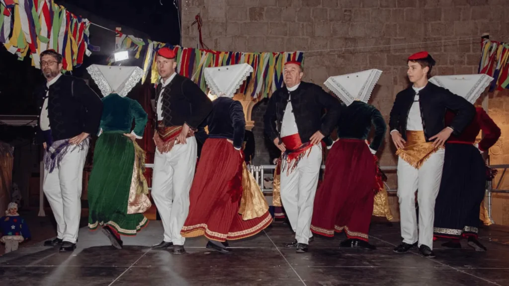 Završni dani Paškog zimskog karnevala 2026 s maškarama, povorkom i tradicionalnim običajima.