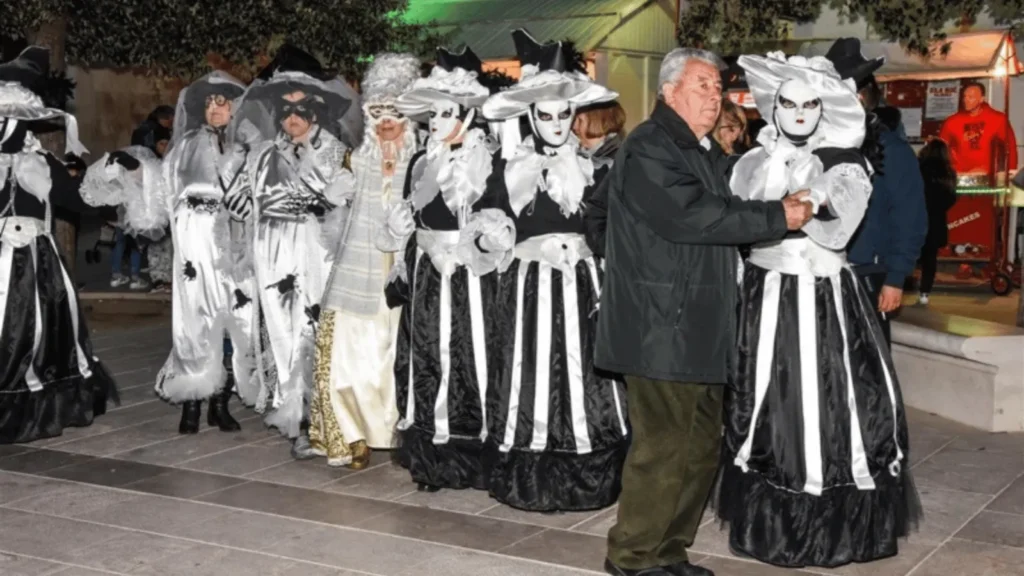 Sudionici Paškog zimskog karnevala u tradicionalnim maskama na gradskom trgu u Pagu