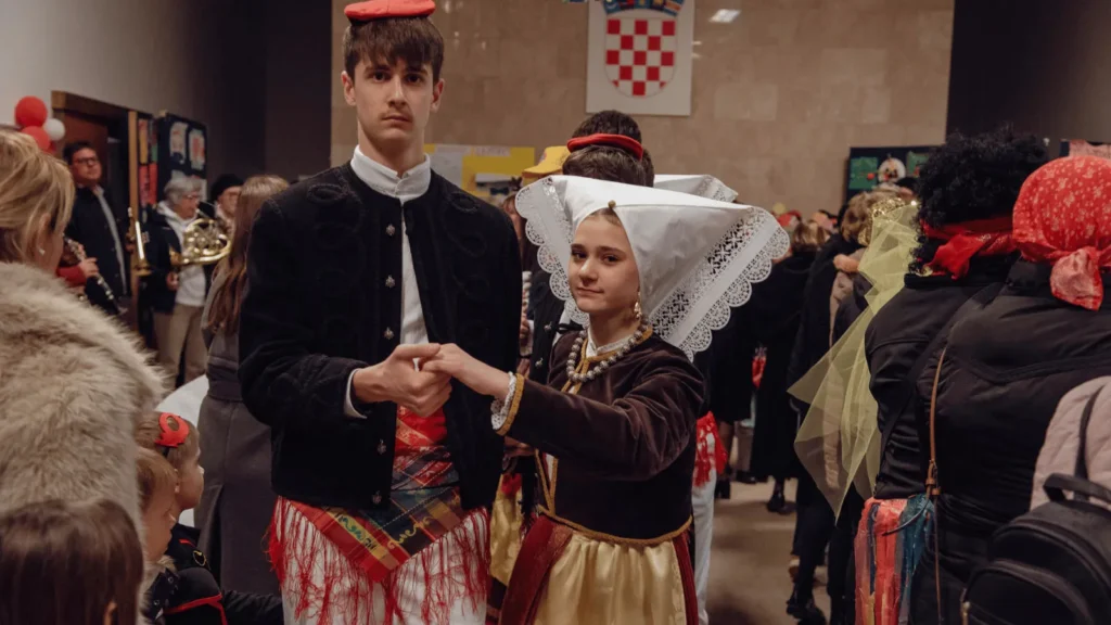 Završni dani Paškog zimskog karnevala 2026 s maškarama, povorkom i tradicionalnim običajima.