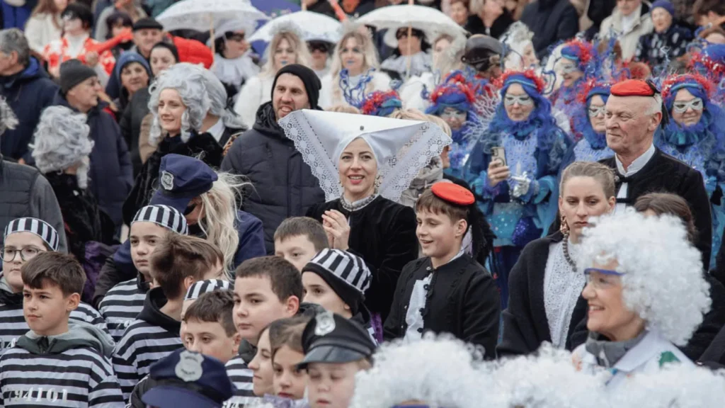Završni dani Paškog zimskog karnevala 2026 s maškarama, povorkom i tradicionalnim običajima.