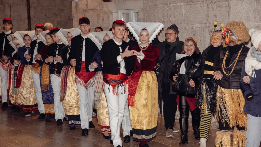 Završni dani Paškog zimskog karnevala 2026 s maškarama, povorkom i tradicionalnim običajima.