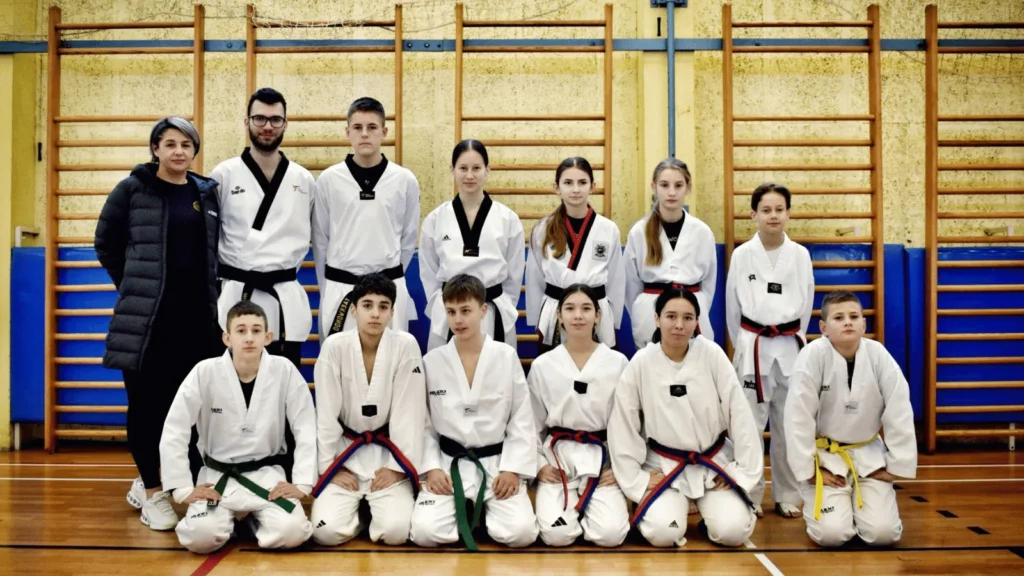 Taekwondo klub Ultima izvodi demonstracije pred učenicima u školi Kruno Krstić i Ploče.