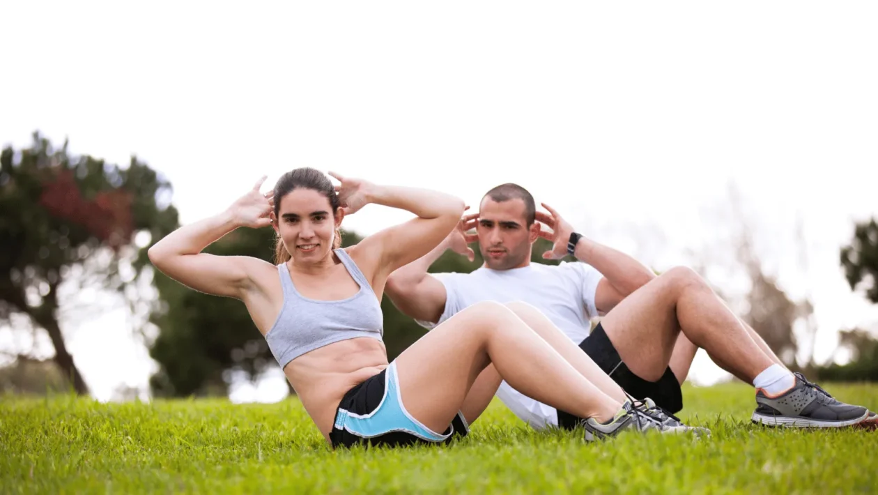 Tjelovježba na otvorenom i mentalno zdravlje – ljudi vježbaju u parku za bolje raspoloženje