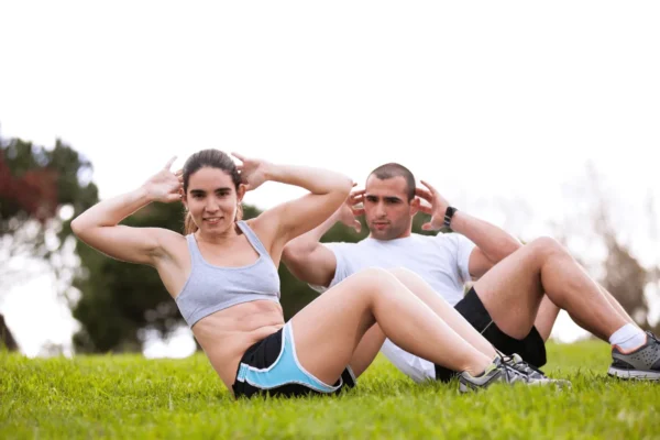 Tjelovježba na otvorenom i mentalno zdravlje – ljudi vježbaju u parku za bolje raspoloženje