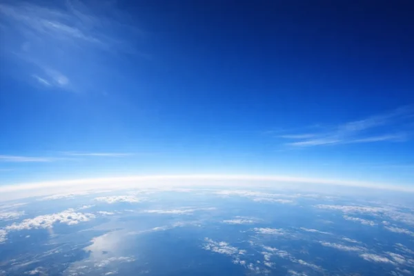 Plavo nebo iznad Zemlje prikazano širokim kadrom koji ilustrira znanstveno objašnjenje boje neba