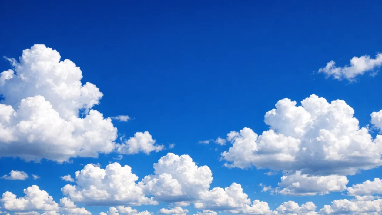 Bijeli oblaci na plavom nebu objašnjavaju zašto su oblaci bijeli prema fizici svjetlosti