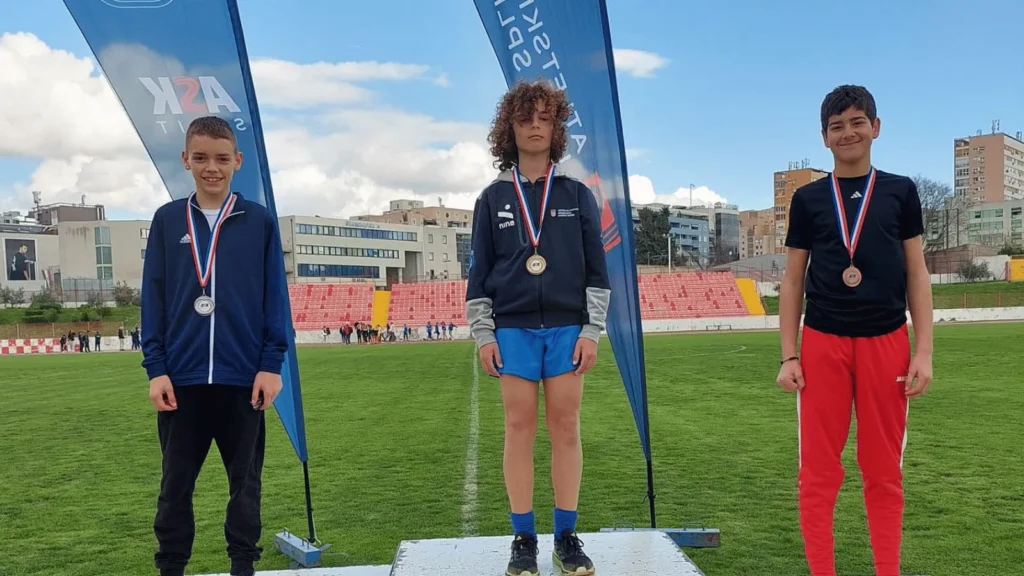 Atletičari AK Alojzije Stepinac s medaljama osvojenima na ASK Split Challengeu i Veteranskom prvenstvu Balkana