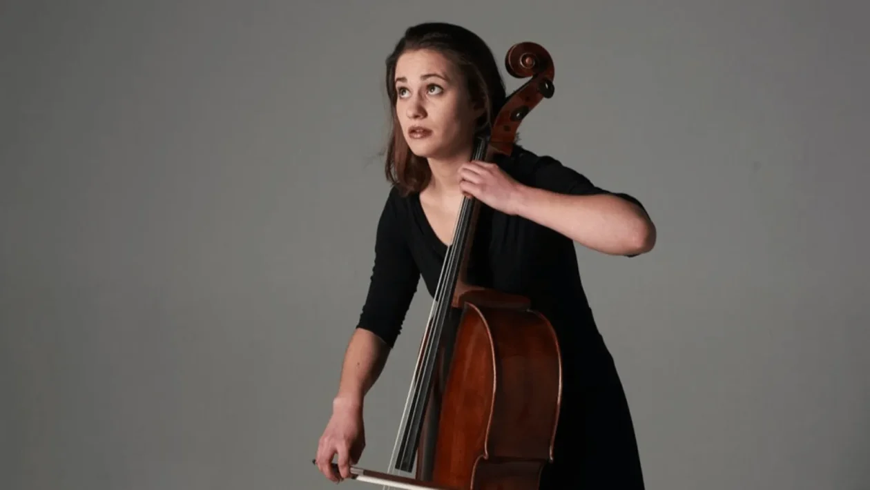 Latica Anić svira violončelo na nastupu