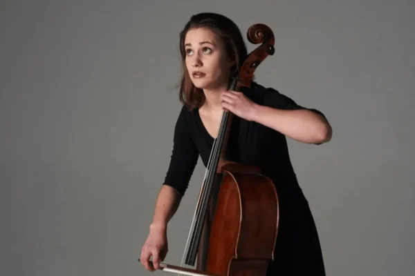 Latica Anić svira violončelo na nastupu