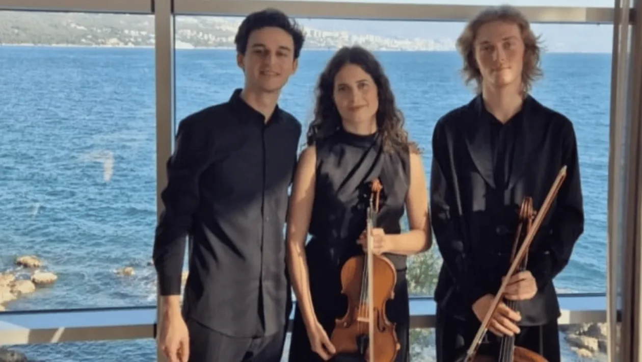 članovi Trio Aurea poziraju