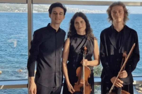 članovi Trio Aurea poziraju