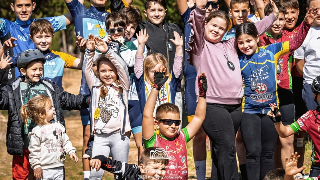 Članovi BBK Pakoštane na završnici XC Zimske lige Dalmacije s osvojenim postoljima.